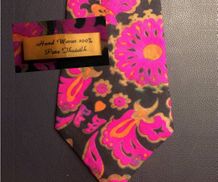 HS112 - Bredt håndvævet theisilke slips med pink blomster. 13 cm