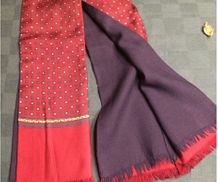 HS144 - Charmeklud i rød silke på forsiden- ensfarvet blå på