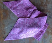 HS151 - Charmeklud i lilla paisley mønstret silke. 