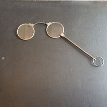 HD121 - Lorgnetter i sølv med cicelleringer. Kan foldes