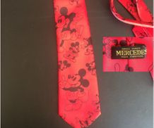 HS153 - Rødt slips med sorte Micky Mouse figurer. Mercedes Design.